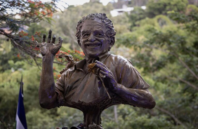 Develan una escultura de Gabriel García Márquez en Venezuela para honrar su legado